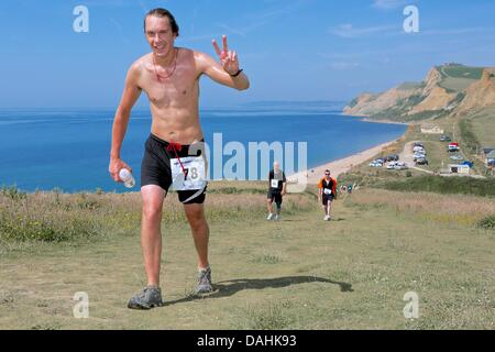 Eype, Dorset, UK. 14. Juli 2013. Läufer, die Teilnahme an der Schlacht Bridport Jurassic Coast laufen mit Temperatur und Gelände in der Nähe von Eype. Die 10-Kilometer-Lauf wird gemeinsam von Bridport Leisure Centre, Brit Valley Rotary Club und Bridport Läufer organisiert. Die hauptsächlich Offroad-Lauf nahmen die Teilnehmer an der Spitze der Thorncombe Leuchtturm, der zweite höchste Berg an der Südküste. Bildnachweis: Tom Corban/Alamy Live-Nachrichten Stockfoto