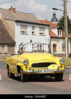 Eine klassische Skoda Felicia von 1961 wird während der "Curbici-Veterano" Oldtimer-Rallye in Zoerbig, Deutschland, 13. Juli 2013 angetrieben. Die klassische Fahrzeug-Show findet am 13. und 14. Juli 2013. Foto: SEBASTIAN WILLNOW Stockfoto