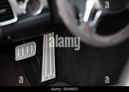 Bremse und Gaspedal Pedale in einem Auto Stockfotografie - Alamy