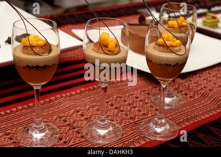 Mousse au Chocolat garniert mit frischer Sahne und Schokolade ontop Stockfoto