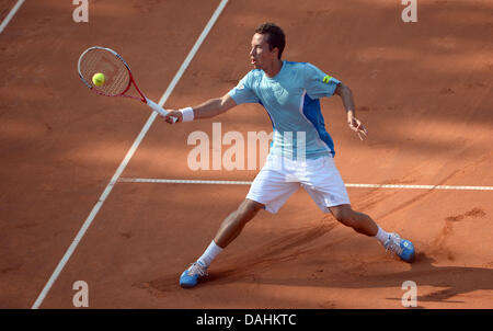 Stuttgart, Deutschland. 13. Juli 2013. Deutschlands Philipp Kohlschreiber gibt den Ball während das Halbfinalspiel gegen Hanescu Rumäniens bei der ATP-Tour in Stuttgart, Deutschland, 13. Juli 2013 zurück. Foto: MARIJAN MURAT/Dpa/Alamy Live News Stockfoto