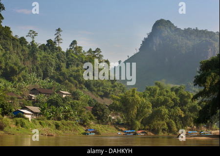 Landschaft-Landschaft. Ban Cam Dorf, Ba werden See, Vietnam Stockfoto