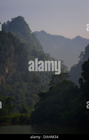 Reisen auf dem Fluss Nang und Ba, See. Vietnam Stockfoto