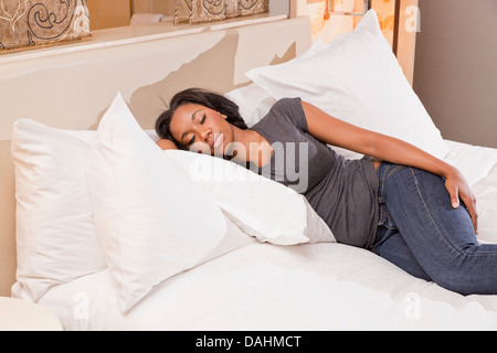 Young African American Woman ruht in einem Bett Stockfoto