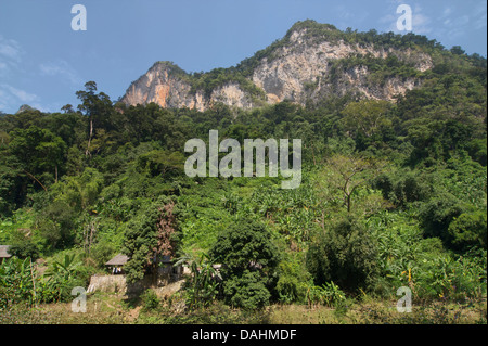 Kalkstein Felsen oberhalb Dorf Ban Cam, Ba werden See, Vietnam Stockfoto