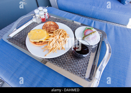 Burger, Ei und Pommes Frites auf einem Zimmerservice Tablett in einem Luxus-hotel Stockfoto