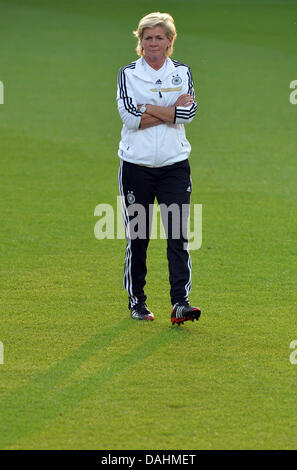 Deutschlands Trainer Silvia Neid beteiligt sich an der letzten Trainingseinheit während der UEFA Women's Euro Vaxjo in Växjö, Schweden, Arena 13. Juli 2013. Foto: CARMEN JASPERSEN Stockfoto