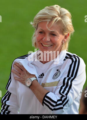 Deutschlands Trainer Silvia Neid beteiligt sich an der letzten Trainingseinheit während der UEFA Women's Euro Vaxjo in Växjö, Schweden, Arena 13. Juli 2013. Foto: CARMEN JASPERSEN Stockfoto