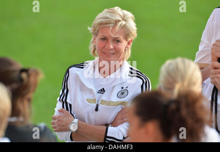 Deutschlands Trainer Silvia Neid beteiligt sich an der letzten Trainingseinheit während der UEFA Women's Euro Vaxjo in Växjö, Schweden, Arena 13. Juli 2013. Foto: CARMEN JASPERSEN Stockfoto