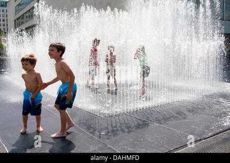 London, UK. 14. Juli 2013. Zwei kleine Jungs können nicht ihre Freude enthalten, wie Kinder das kühle Wasser des Brunnens im Southbank Centre genießen, da Temperaturen in den hohen zwanziger Jahren im Zentrum von London schweben. Bildnachweis: Paul Davey/Alamy Live-Nachrichten Stockfoto