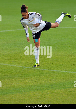 Deutschlands Celia Okoyino da Mbabi beteiligt sich an der letzten Trainingseinheit während der UEFA Women's Euro Vaxjo in Växjö, Schweden, Arena 13. Juli 2013. Foto: CARMEN JASPERSEN Stockfoto