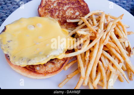 Burger, Ei und Pommes Frites auf einem Zimmerservice Tablett in einem Luxus-hotel Stockfoto