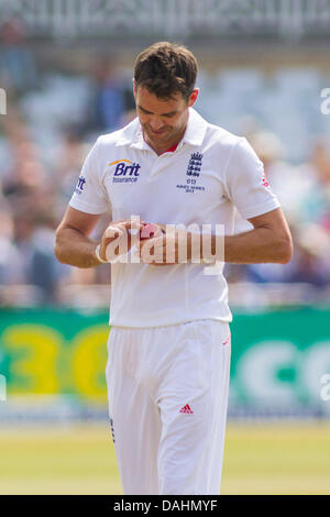 Nottingham, UK. 14. Juli 2013. James Anderson poliert den Ball während der Tag, an dem fünf der ersten Investec Asche Test bei Trent Bridge Cricket Ground am 14. Juli 2013 in Nottingham, England übereinstimmen. Bildnachweis: Mitchell Gunn/ESPA/Alamy Live-Nachrichten Stockfoto