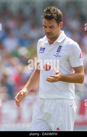 Nottingham, UK. 14. Juli 2013. James Anderson tagsüber Spiel fünf der ersten Investec Asche Test bei Trent Bridge Cricket Ground am 14. Juli 2013 in Nottingham, England. Bildnachweis: Mitchell Gunn/ESPA/Alamy Live-Nachrichten Stockfoto