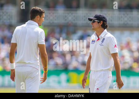 Nottingham, UK. 14. Juli 2013. Steven Finn und Alastair Cook tagsüber Spiel fünf der ersten Investec Asche Test bei Trent Bridge Cricket Ground am 14. Juli 2013 in Nottingham, England. Bildnachweis: Mitchell Gunn/ESPA/Alamy Live-Nachrichten Stockfoto