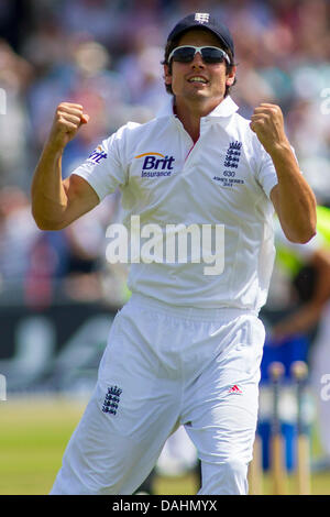 Nottingham, UK. 14. Juli 2013. Alastair Cook feiert das erste Investec Asche Testspiel bei Trent Bridge Cricket Ground am 14. Juli 2013 in Nottingham, England zu gewinnen. Bildnachweis: Mitchell Gunn/ESPA/Alamy Live-Nachrichten Stockfoto