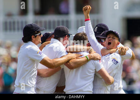 Nottingham, UK. 14. Juli 2013. England feiert das erste Investec Asche Testspiel bei Trent Bridge Cricket Ground am 14. Juli 2013 in Nottingham, England zu gewinnen. Bildnachweis: Mitchell Gunn/ESPA/Alamy Live-Nachrichten Stockfoto