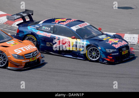 Nürnberg, Deutschland. 14. Juli 2013. Schwedische DTM-Rennfahrer Fahrer Mattias Ekström (R, Abt Sportsline) Covertakes Kanada Robert Wickens (Team HWA) in ein Mercedes AMG C-Coupé im fünften Rennen der Saison der Deutschen Tourenwagen Masters (DTM) auf dem Norisring in Nürnberg, 14. Juli 2013. Foto: DAVID EBENER/Dpa/Alamy Live News Stockfoto