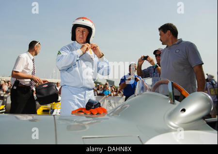 Chichester, UK. 14. Juli 2013. Sir Jackie Stewart bereitet sich auf eine 1954 Mercedes-Benz W196 während Tag3 der 2013 Goodwood Festival of Speed auf dem Gelände des Goodwood House fahren. Bildnachweis: Aktion Plus Sport/Alamy Live-Nachrichten Stockfoto