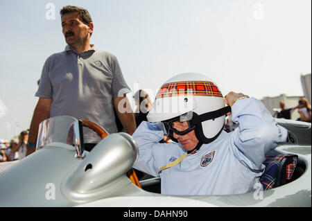 Chichester, UK. 14. Juli 2013. Sir Jackie Stewart bereitet sich auf eine 1954 Mercedes-Benz W196 während Tag3 der 2013 Goodwood Festival of Speed auf dem Gelände des Goodwood House fahren. Bildnachweis: Aktion Plus Sport/Alamy Live-Nachrichten Stockfoto