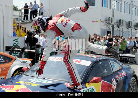 Nürnberg, Deutschland. 14. Juli 2013. Schwedische DTM-Rennfahrer-Pilot Mattias Ekstroem (Abt Sportsline) feiert seinen Sieg beim fünften Rennen der Saison der Deutschen Tourenwagen Masters (DTM) auf dem Norisring in Nürnberg, 14. Juli 2013. Foto: DAVID EBENER/Dpa/Alamy Live News Stockfoto