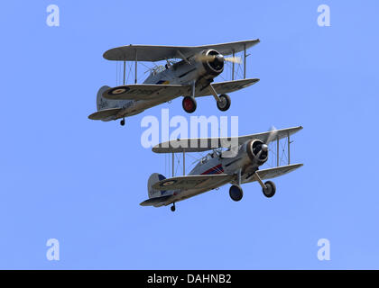 Duxford, Großbritannien. 13. Juli 2013. Es gibt nur zwei fliegende Gloster Gladiator Doppeldecker Kämpfer in der Welt - eine Gladaiator bin ich operiert von der Shuttleworth Vertrauen und ein Gladiator II von The Flying Collection betrieben.  Sie flogen zusammen zum ersten Mal auf der Flying Legends 2013 Airshow mit klassischen Warbirds aus dem zweiten Weltkrieg am IWM Duxford Credit jährlich: Niall Ferguson/Alamy Live News Stockfoto