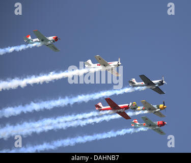 Duxford, Großbritannien. 13. Juli 2013. Die AeroStars Aerobatic Team Team besteht aus einem Super Yak-52 und fünf Yak-50 Flugzeuge.  Die Aerostars sind eines der längsten Portion zivile Teams noch im Vereinigten Königreich fliegen! Und 4 Mitglieder des Teams sind in jeder Jahreszeit geflogen! Der Anblick und der Klang der des Aerostars sechs Radial-engined Yaks, mit ihrer atemberaubenden Routine der engen Formation Kunstflug, synchronisiert und Opposition Manöver hat seit 1997 Airshow Publikum begeistert. Bildnachweis: Niall Ferguson/Alamy Live-Nachrichten Stockfoto