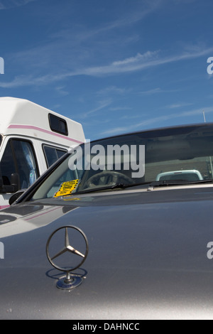 Parkschein auf einem silbernen Mercedes Auto, ausgestellt in einem Parkhaus während Aberaeron Seafood Festival, 2013. Stockfoto