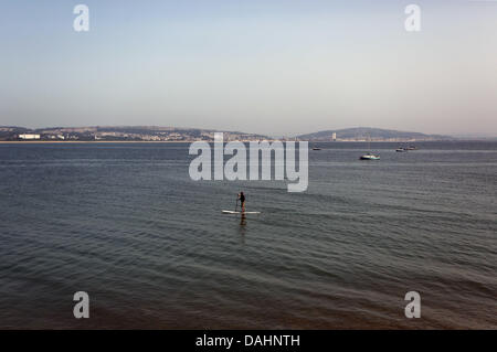 Mumbles, UK. 12. Juli 2013.  Im Bild: Ein Paddel-Boarder im Meer vor dem Dorf Mumbles, in der Nähe von Swansea, Südwales. Freitag, 12. Juli 2013 Re: Temperaturen dürften weiter ansteigen während des Wochenendes noch weiter. Bildnachweis: D Legakis/Alamy Live-Nachrichten Stockfoto