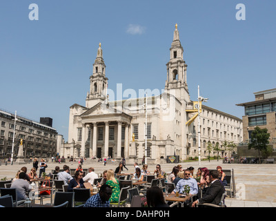 Civic Hall Millenium Square und Outdoor-Essbereich Leeds Yorkshire UK Stockfoto