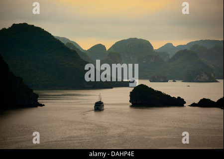 Blick von Dao Titop Insel, Halong Bay, Vietnam Stockfoto