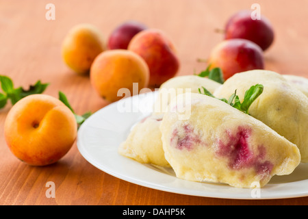 Knödel mit süßen Früchten auf einem weißen Teller Stockfoto