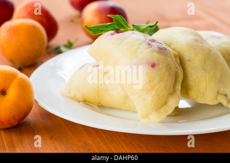 Knödel mit süßen Früchten auf einem weißen Teller Stockfoto