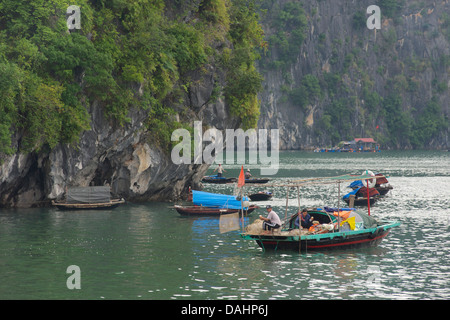 Kleinen vietnamesischen Fischerboot zwischen Halong-Bucht und 'Cat Ba' Island, Vietnam Stockfoto