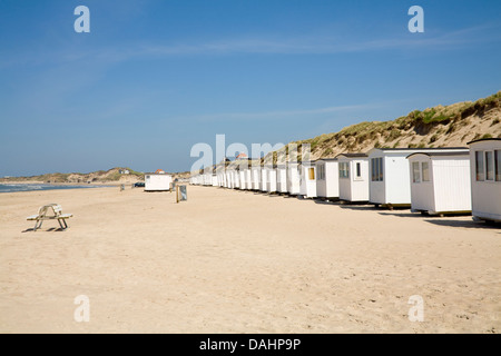 Lökken Dänemark EU Zeile weißen Badehäuschen am Sandstrand des Seebades auf Nord-Jütland Westküste Stockfoto