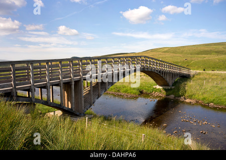 Die preisgekrönte weit Moor Brücke über den Fluss Ribble,, Selside, Ribblesdale, auf die Pennine Reitweg National Trail, Großbritannien Stockfoto