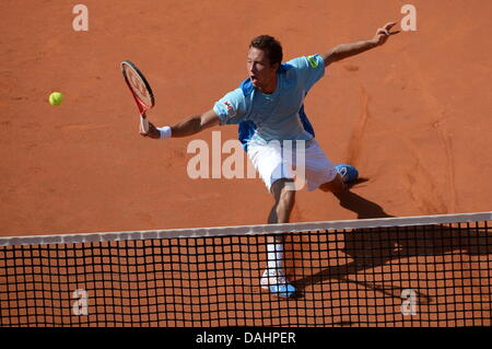 Stuttgart, Deutschland. 14. Juli 2013. Deutschlands Philipp Kohlschreiber gibt den Ball während der abschließenden Spiel gegen Italiens Fognini bei der ATP-Tour in Stuttgart, Deutschland, 14. Juli 2013 zurück. Foto: MARIJAN MURAT/Dpa/Alamy Live News Stockfoto