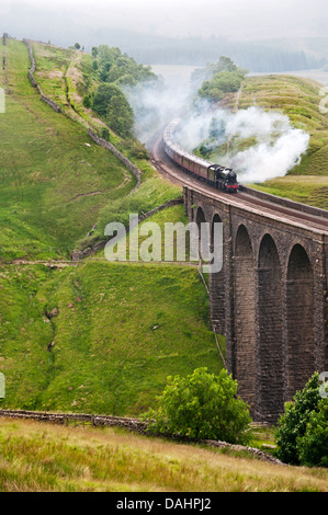 Fellsman Dampf Zug Ausflug kreuzt Artengill Viadukt, Dentdale, machen Sie es sich Carlisle Railway, North Yorkshire, UK Stockfoto