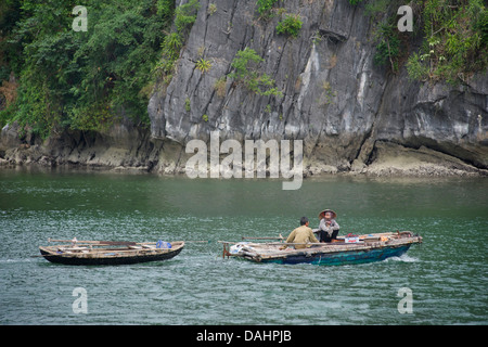 Kleinen vietnamesischen Angelboote/Fischerboote zwischen Halong-Bucht und 'Cat Ba' Island, Vietnam Stockfoto