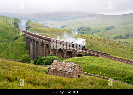 Die Fellsman Dampfzug ausflug Kreuze Artengill Viadukt, Dentdale, Carlisle railway beizulegen, Yorkshire Dales National Park, Großbritannien Stockfoto