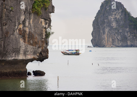 Kleinen vietnamesischen Fischerboot zwischen Halong-Bucht und 'Cat Ba' Island, Vietnam Stockfoto