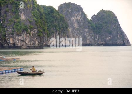 Kleinen vietnamesischen Fischerboot zwischen Halong-Bucht und 'Cat Ba' Island, Vietnam Stockfoto