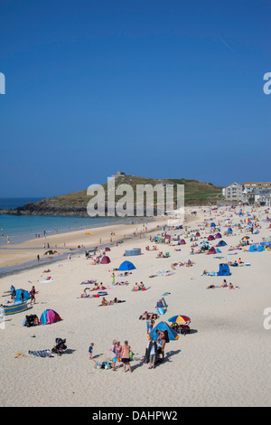 Porthmeor beach St Ives Cornwall mit einem Blick auf die Insel.  Leute, Sonnenbaden am Strand im heißen, sonnigen Wetter. Stockfoto
