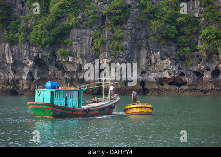 Kleinen vietnamesischen Fischerboot zwischen Halong-Bucht und 'Cat Ba' Island, Vietnam Stockfoto