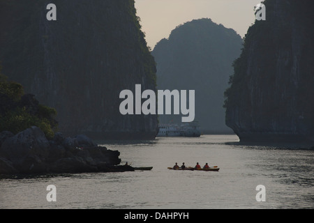 Touristen, die Kanu Ausflug von ihrer Tour durch die Halong Bucht, Vietnam Stockfoto