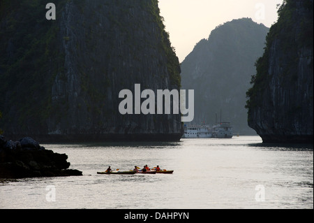Touristen, die Kanu Ausflug von ihrer Tour durch die Halong Bucht, Vietnam Stockfoto