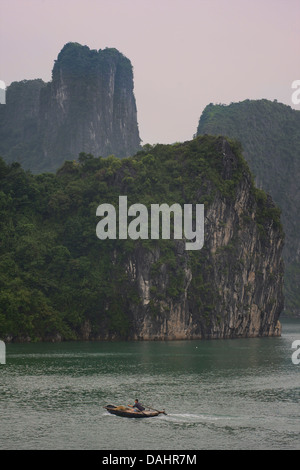 Vietnamesin Rudern ein Sampan, Halong Bucht, Vietnam Stockfoto