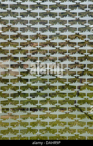 Mauer der Erinnerung an das Imperial War Museum, Duxford, unter dem Titel "Zählen die Kosten" und von Renato Niemis entworfen. Stockfoto