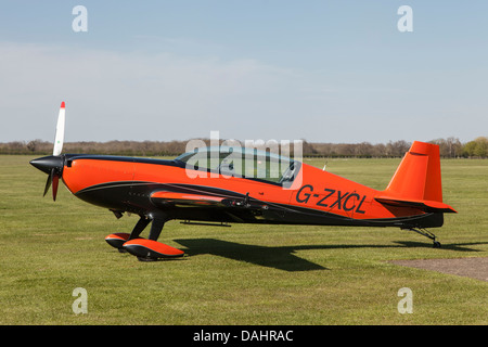 Zusätzliche EA - 300L, Teil der "The Blades" Kunstflugstaffel basierend auf Unternehmen Flugplatz, Northampton, England Stockfoto