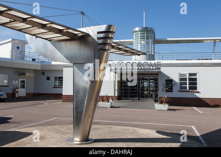 Art Deco Skulptur vor Flughafen Eingang, Sywell Flugplatz, Northampton, England Stockfoto